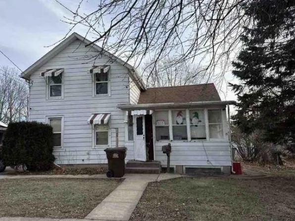 909 S Fruit Ave, Freeport, IL 61032