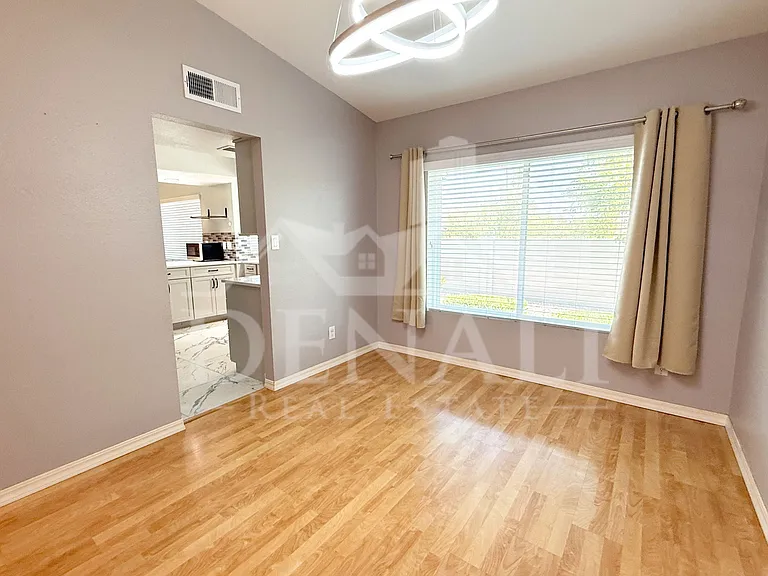811 E Chilton Dr — Photo 7