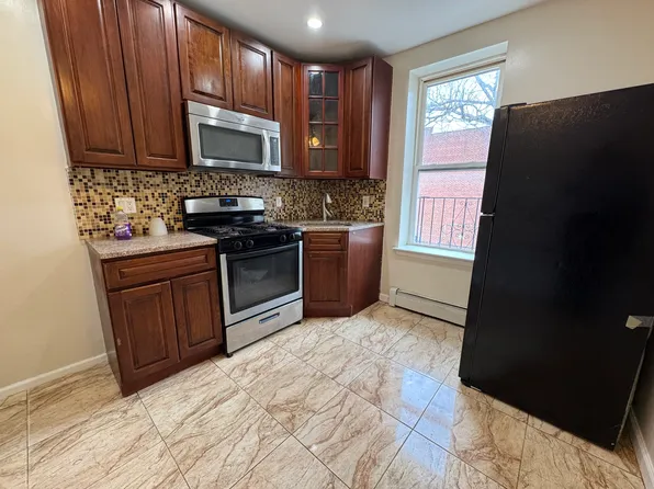 176 Avenue O APT 2F, Brooklyn, NY 11204