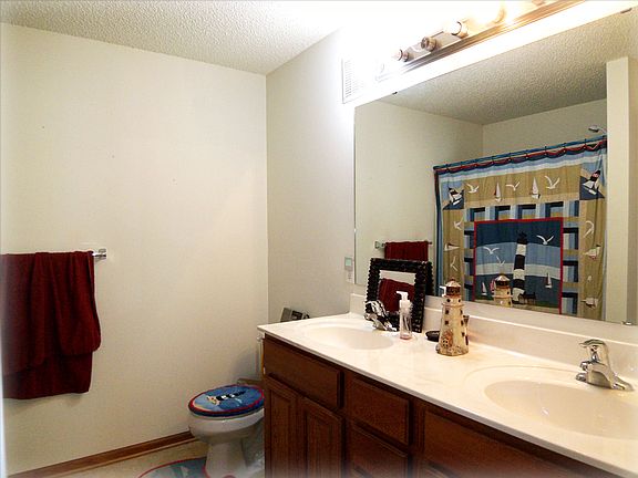 5th image of 556 Lomianki Ln NE