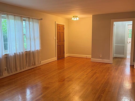 4th image of 901 Ridgecrest Dr NE