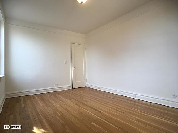 4th image of 3121 29th St APT 4F