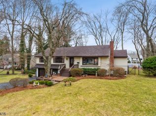 12 Maple Ct, Waldwick, NJ 07463
