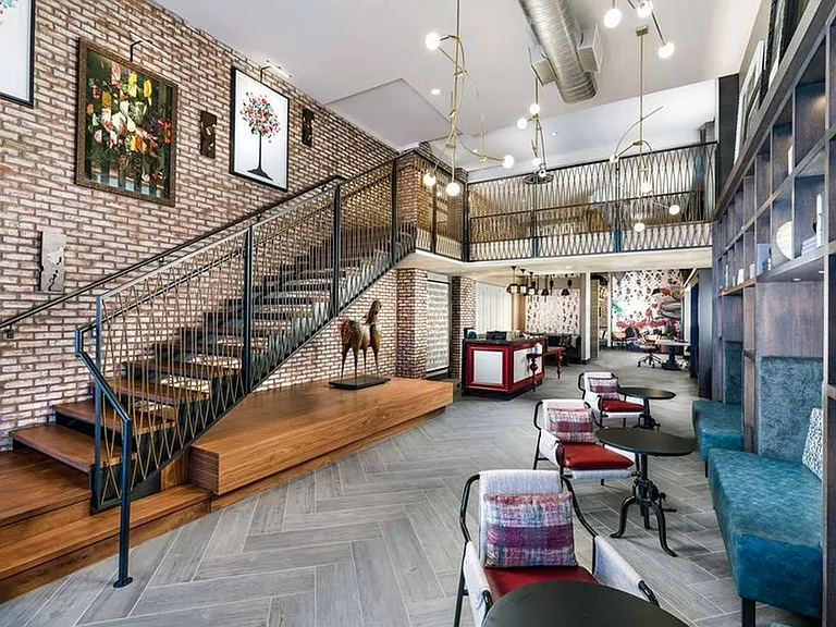Modera Founders Row has gone the extra mile to make your home amazing. Feel welcome from the moment you step into the two-story lobby, where you're met with plush designs and colorful features.