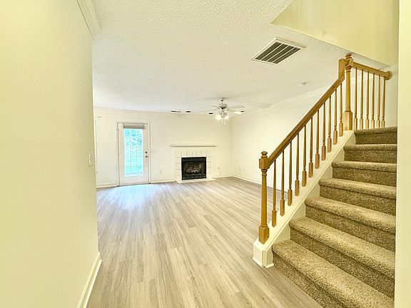 3rd image of 21 Cedar Knoll Dr