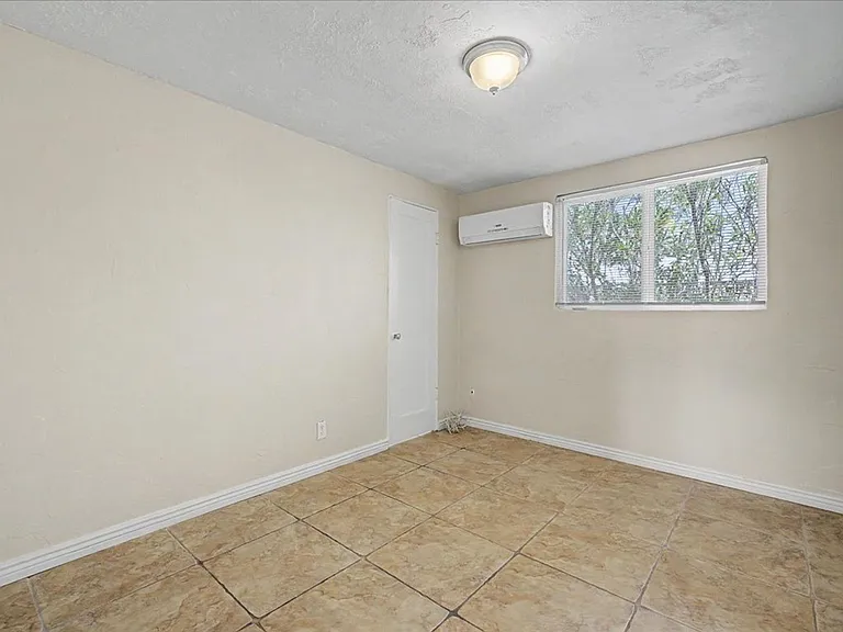 2120 E Silver St #B — Photo 18