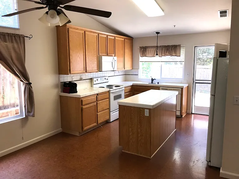 120 Philip Dr — Photo 4