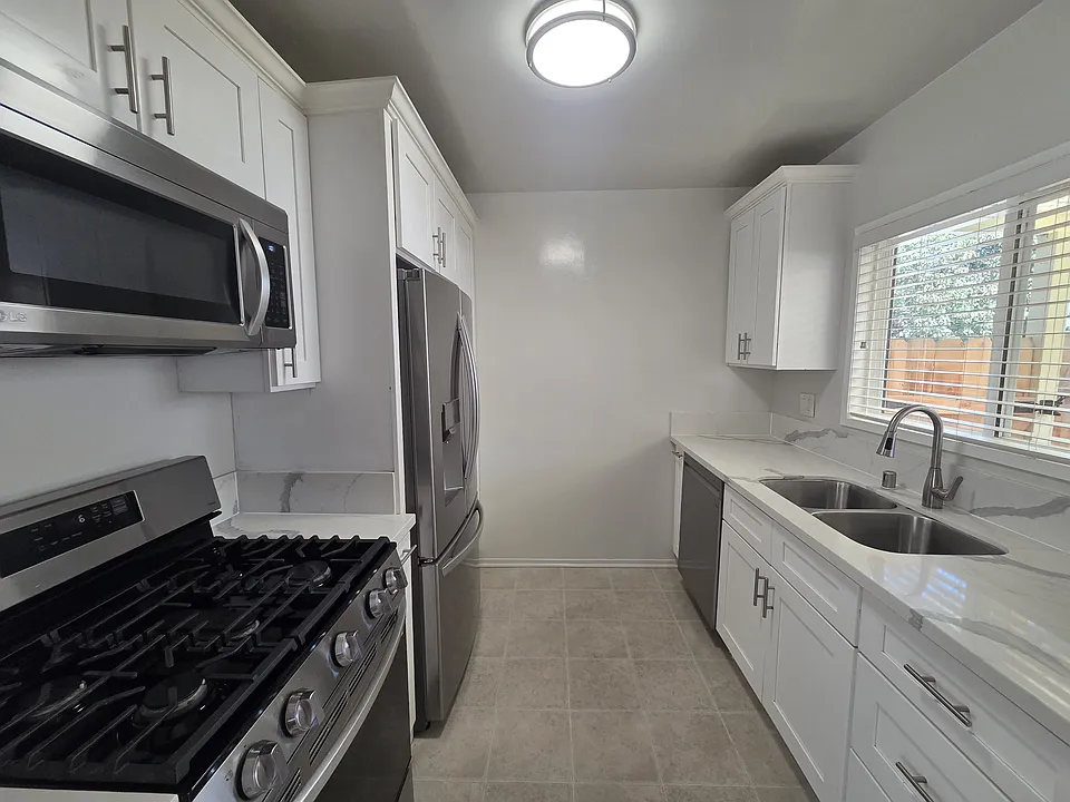 1124 S Sherbourne Dr #5