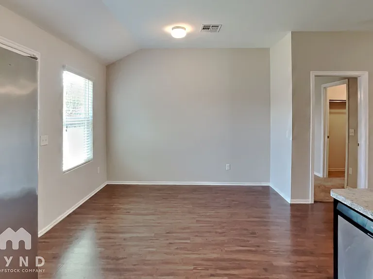 1724 Lanesboro Dr — Photo 7