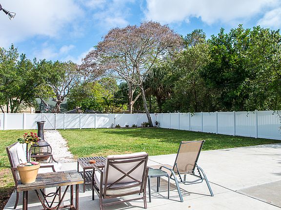 4th image of 6639 Bougainvilla Ave S