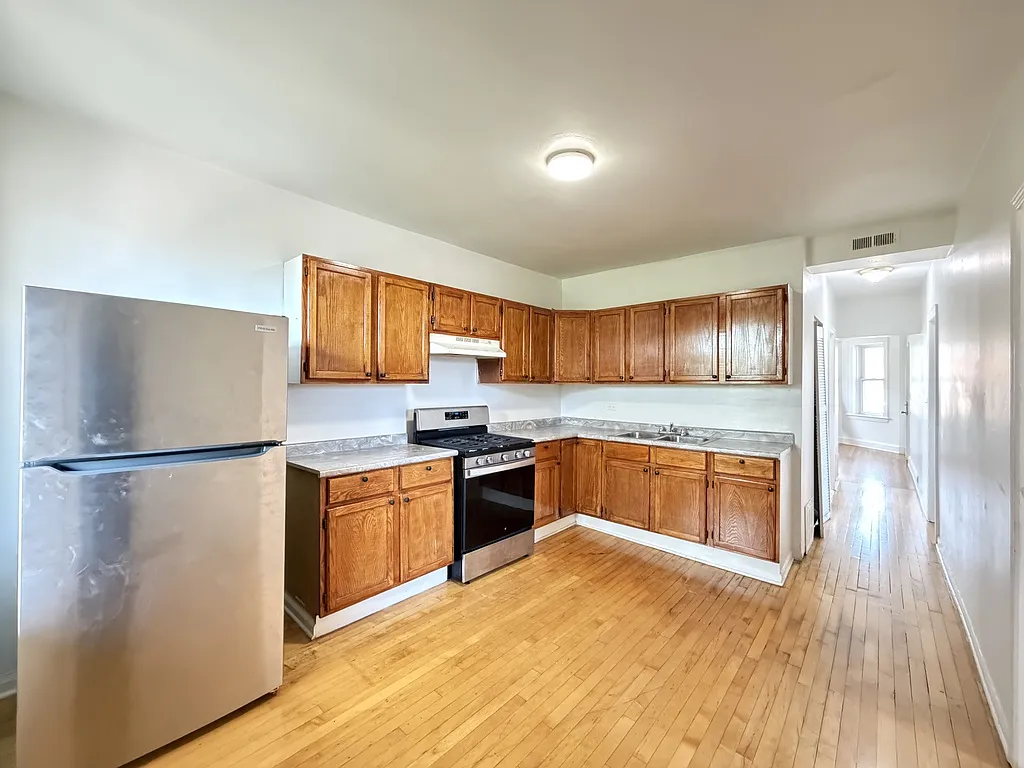 Attractive 2 Bed, 1 Bath at Haddon + Kildare (Humboldt Park) — Photo 2