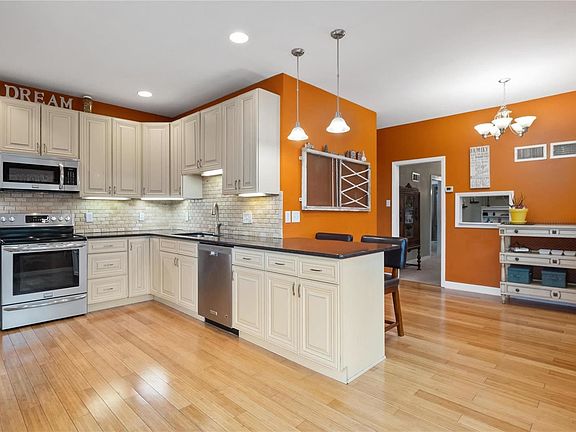 3rd image of 474 Oak St