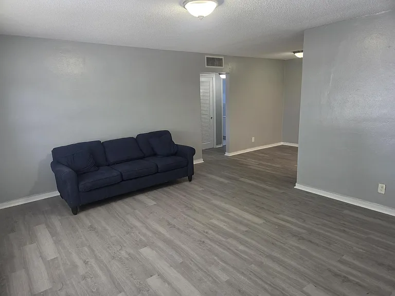 2031 Dewey St — Photo 13