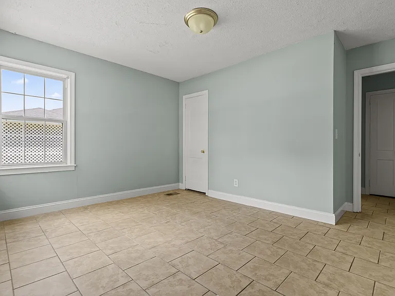 172 S Aiken Dr — Photo 12
