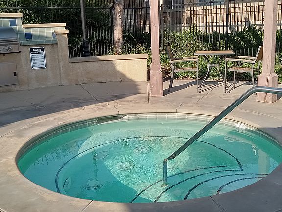 nice spa and BBQ in the pool gate