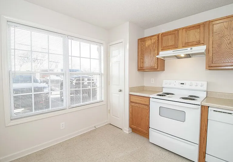 299 Raleigh Dr — Photo 2