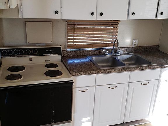 3rd image of 2859 Robert St