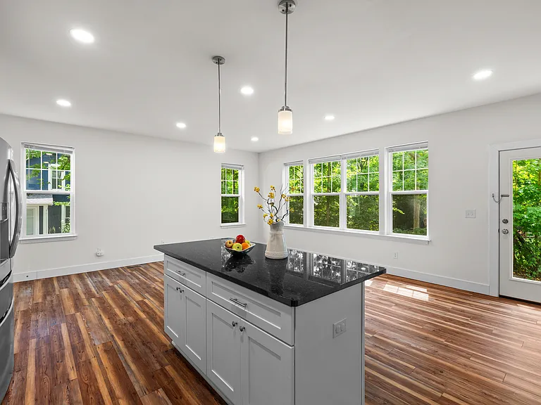 435 Hiscock St — Photo 13
