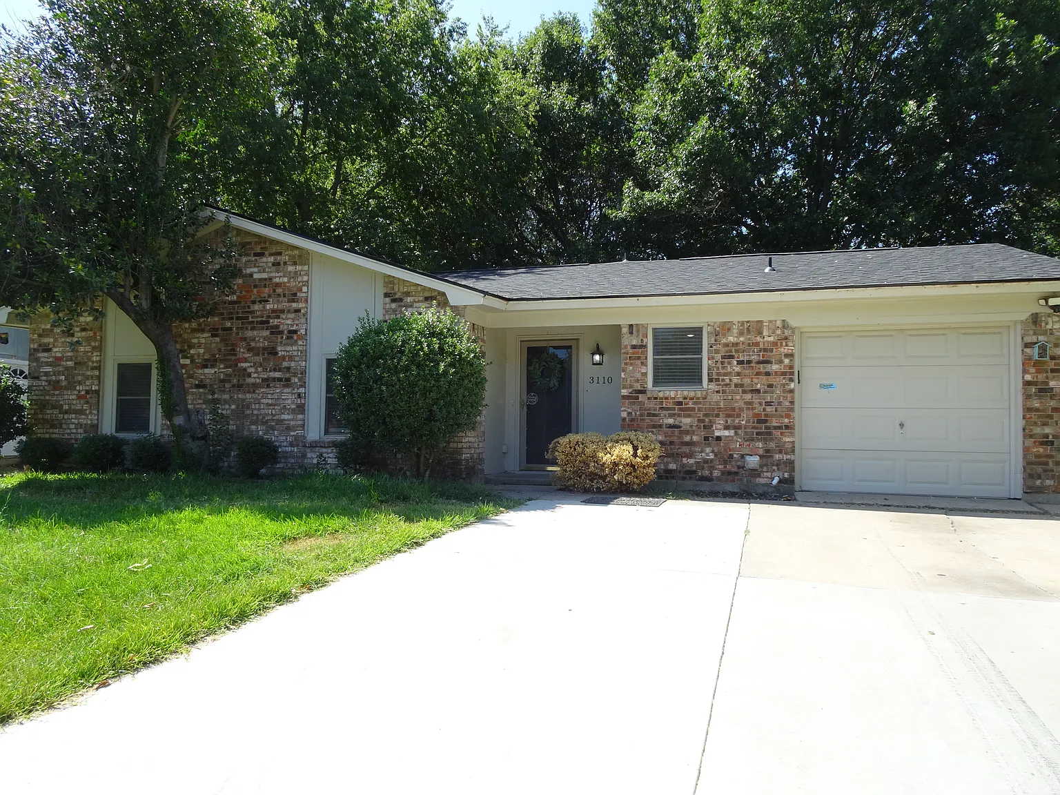 3 bed, 1.5 bath, 1043 sqft, $2,100 — Photo 1