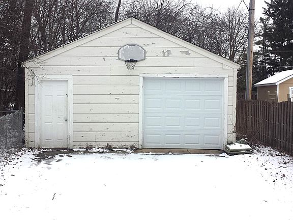2nd image of 441 Linden Ln
