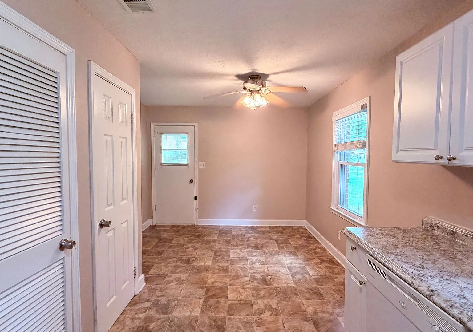 Lithia Springs 3 Bed-1 Bath Stepless Ranch, Private Lot, Carport — Photo 4