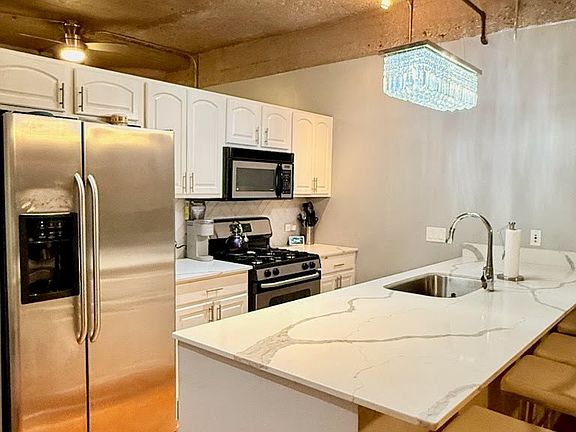 5th image of 1069 W 14th Pl Unit 229