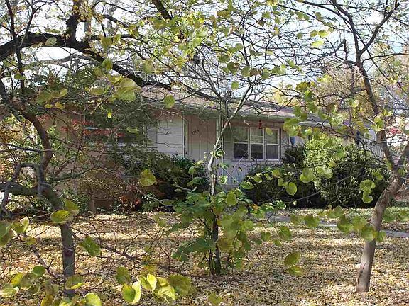 3rd image of 2309 Rosewood Ave