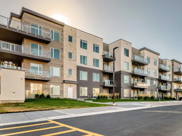 200 N Shawnee Sq SW #403, Calgary, AB T2Y 0T7