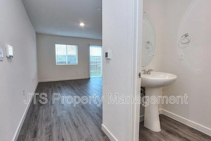 4 bed, 2.5 bath, 1650 sqft, $2,845 — Photo 3