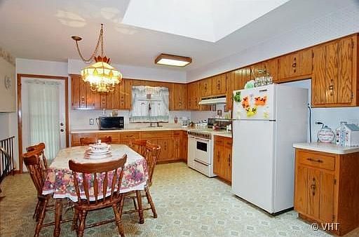 4th image of 2913 Becket Ave