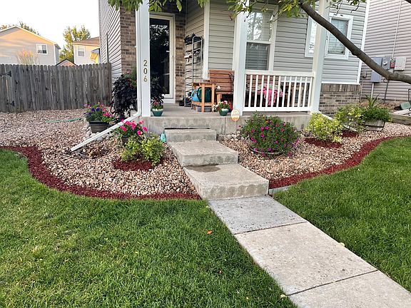 Nice front yard. Another summer photo.