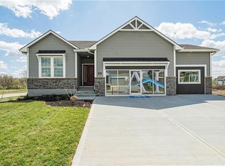 400 SW Hawthorne Ln, Blue Springs, MO 64014