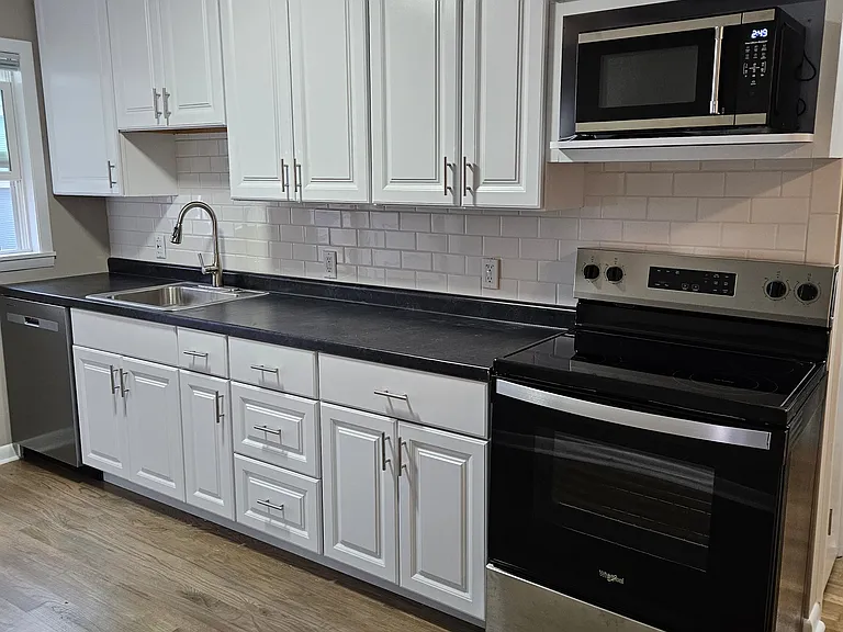 640 Maine St — Photo 2