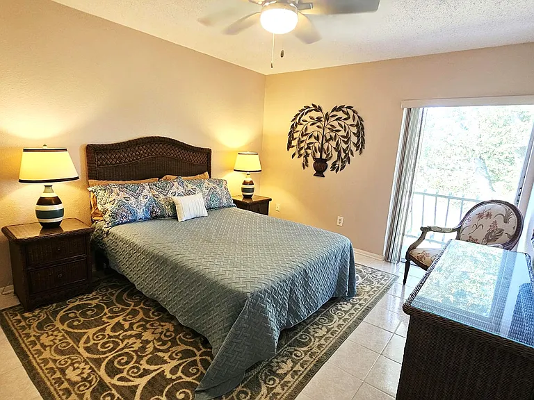 Master bedroom-queen bed