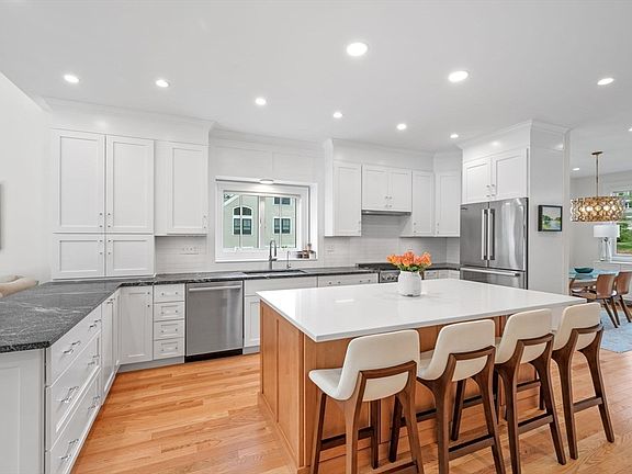 2nd image of 4 Talbot Ln #4