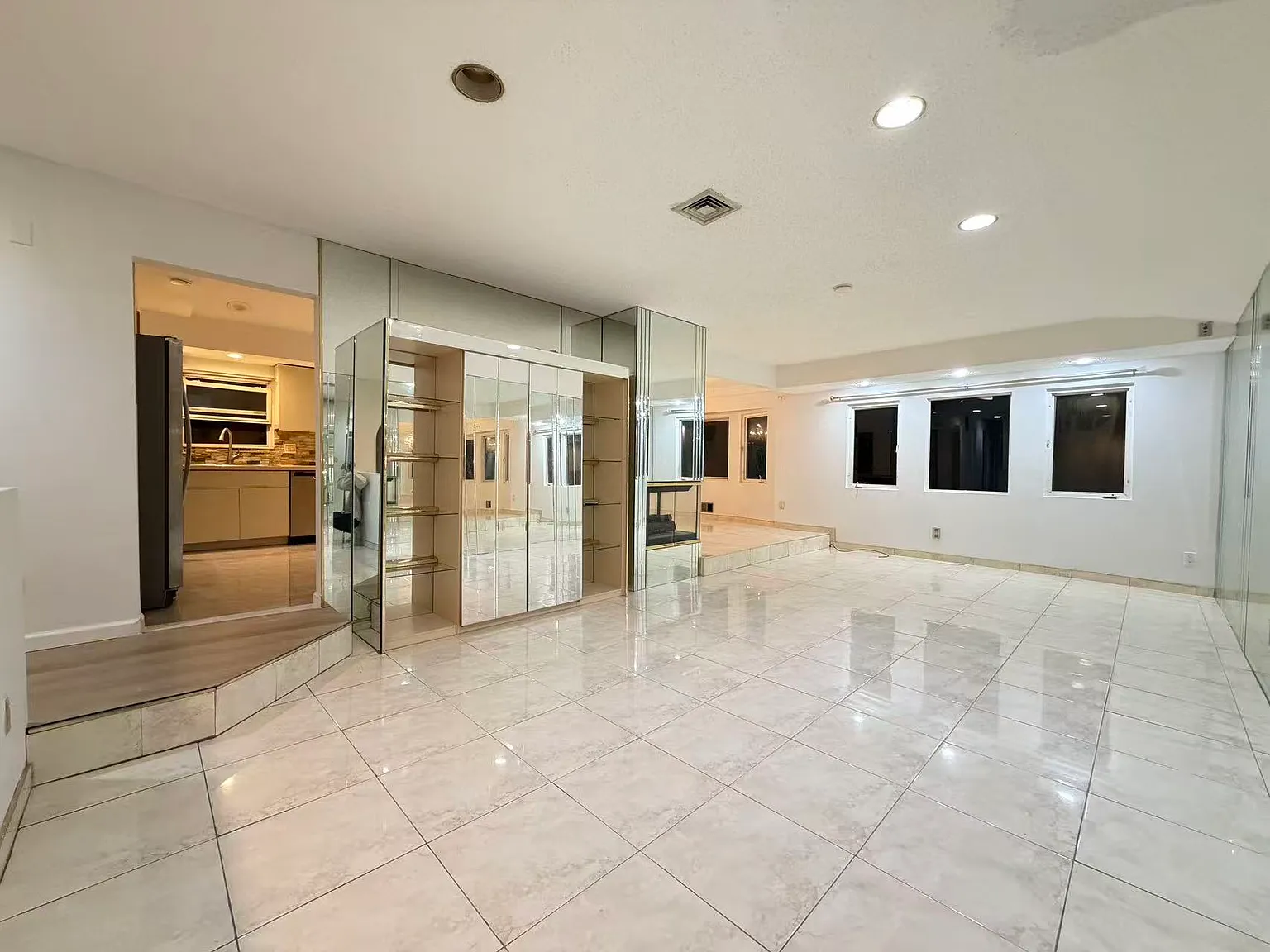 3 bed, 1400 sqft, $3,300 — Photo 3