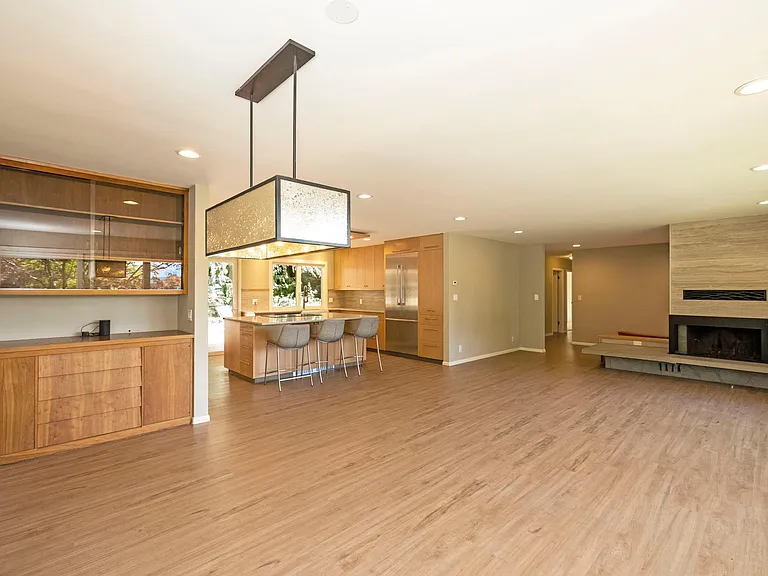 305 NE Stenman Ln — Photo 9