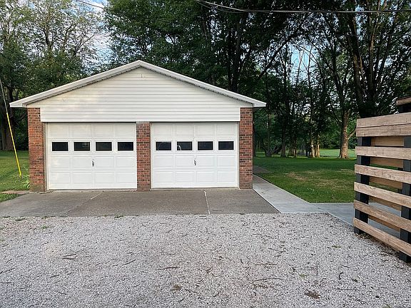 3rd image of 823 S Eickhoff Rd