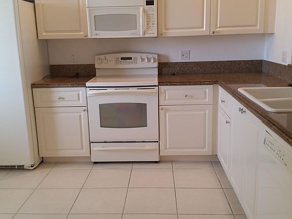 3rd image of 17 Harbour Isle Drive W #Ph04