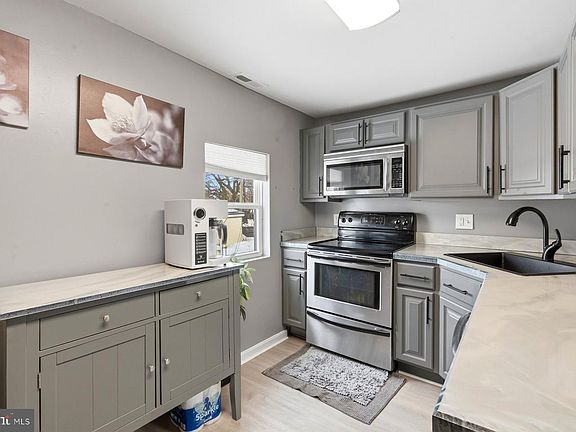 4th image of 657 Green St
