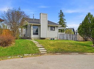 44 NW Castleridge Close NE, Calgary, AB T3J 1Y9