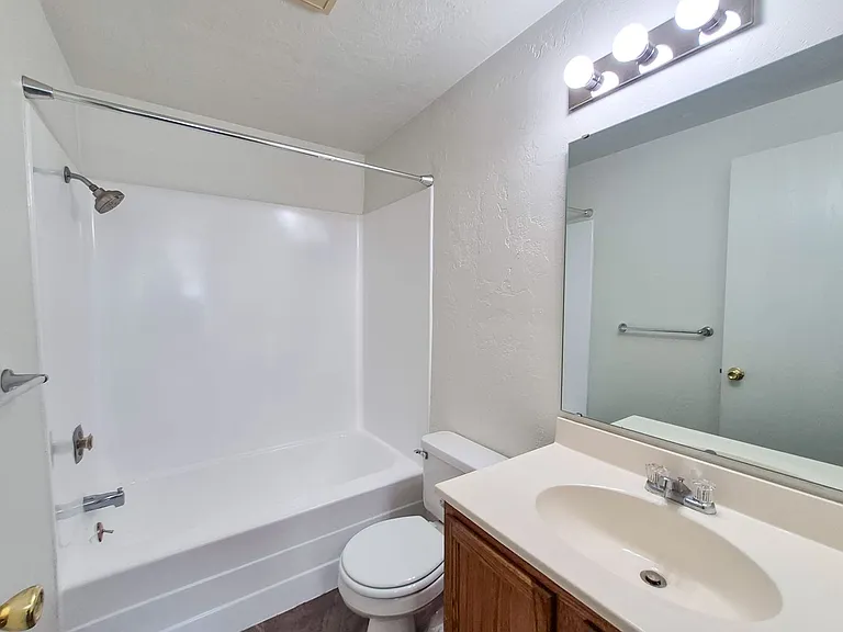 Colonial Apartments — Photo 31
