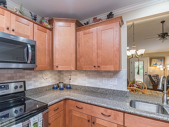 4th image of 128 Oxford Dr