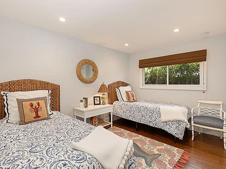 2430 Whitney Ave — Photo 24