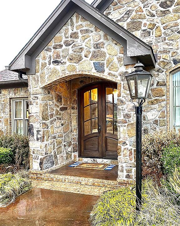 1st image of 909 Kelburn Ct