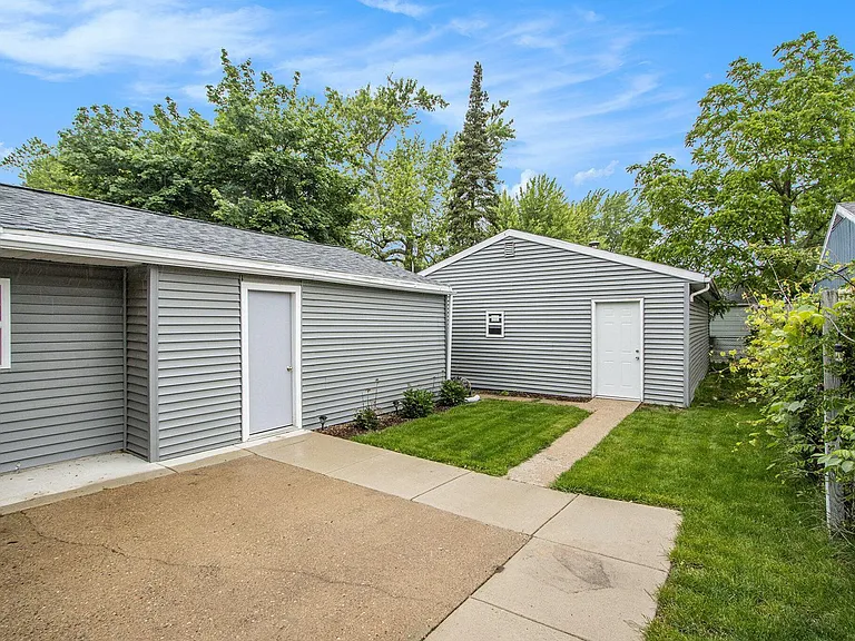 854 Upton Ave — Photo 14