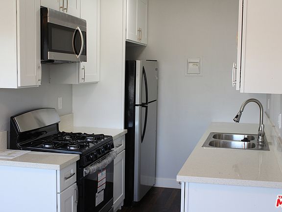 3rd image of 1220 N Van Ness Ave APT 6