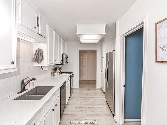 4th image of 2939 Mirrormere Cir