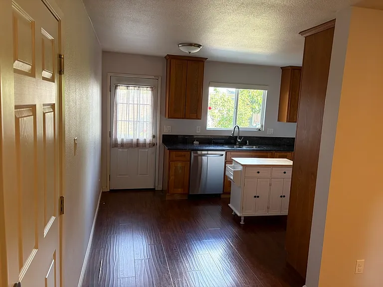 899 Douglas St — Photo 11
