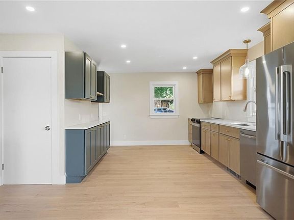 5th image of 250 E View Ave